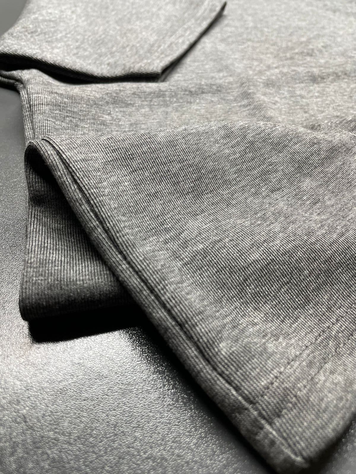 Grey heather t-shirt hem with double-needle stitching